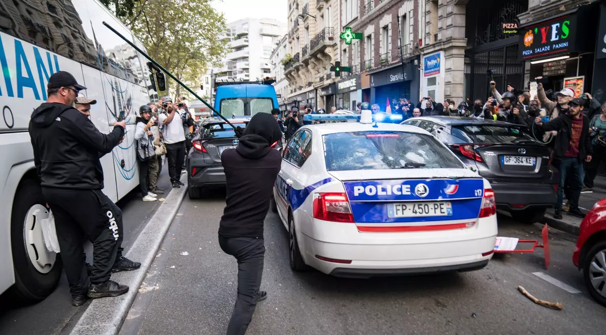 Noi proteste violente în Franța. Zeci de mii de oameni, din nou în stradă. FOTO