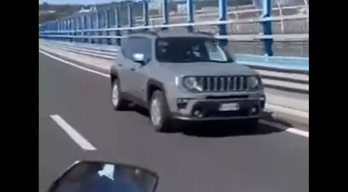 Șofer român filmat când conduce cu viteză în marșarier, pe contrasens, pe șoseaua de centură a orașului Napoli. VIDEO