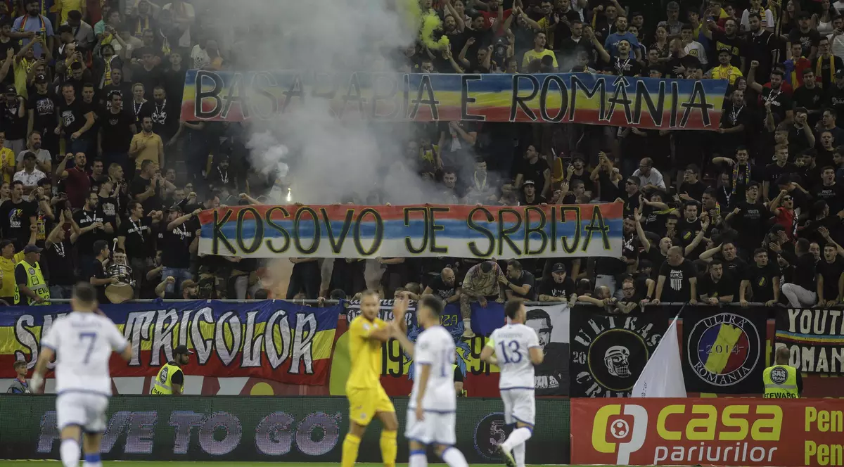 Peste 450 de ultraşi care au provocat întreruperea meciului România-Kosovo, identificaţi de jandarmi