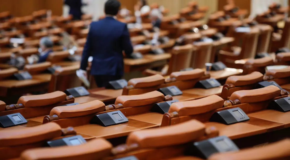 Mai vine omul, dar mai și pleacă. De ce nu trăim o criză a democrației, ci una a „clasei politice” care se crede de neînlocuit