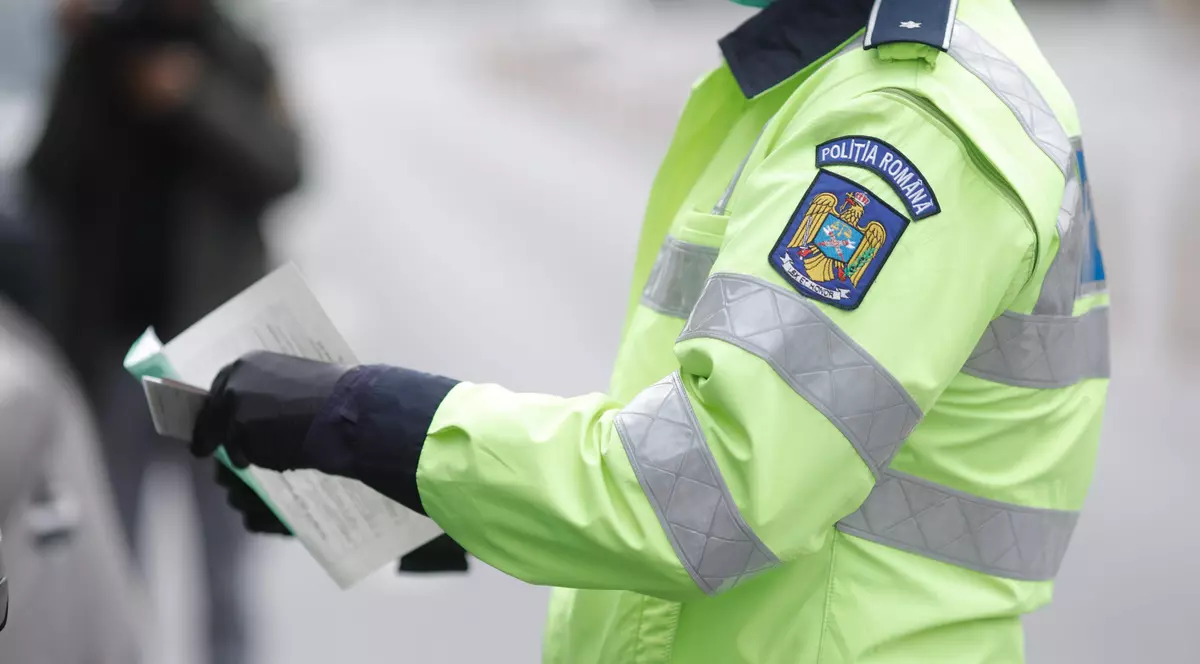 Cum l-au prins procurorii pe poliţistul care priza „zăpadă” cu bancnota de un leu și de ce l-au achitat judecătorii. Apără și azi legea în uniformă