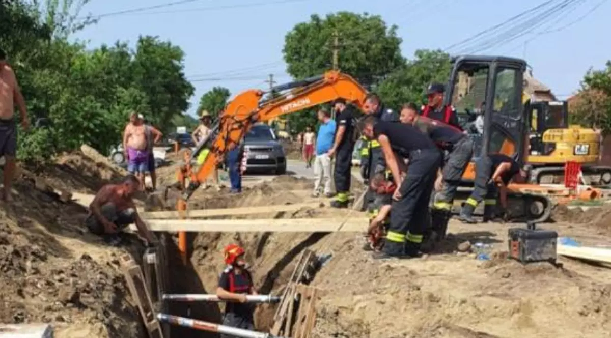 Un muncitor a murit, după ce a fost prins sub un mal de pământ în Bacova