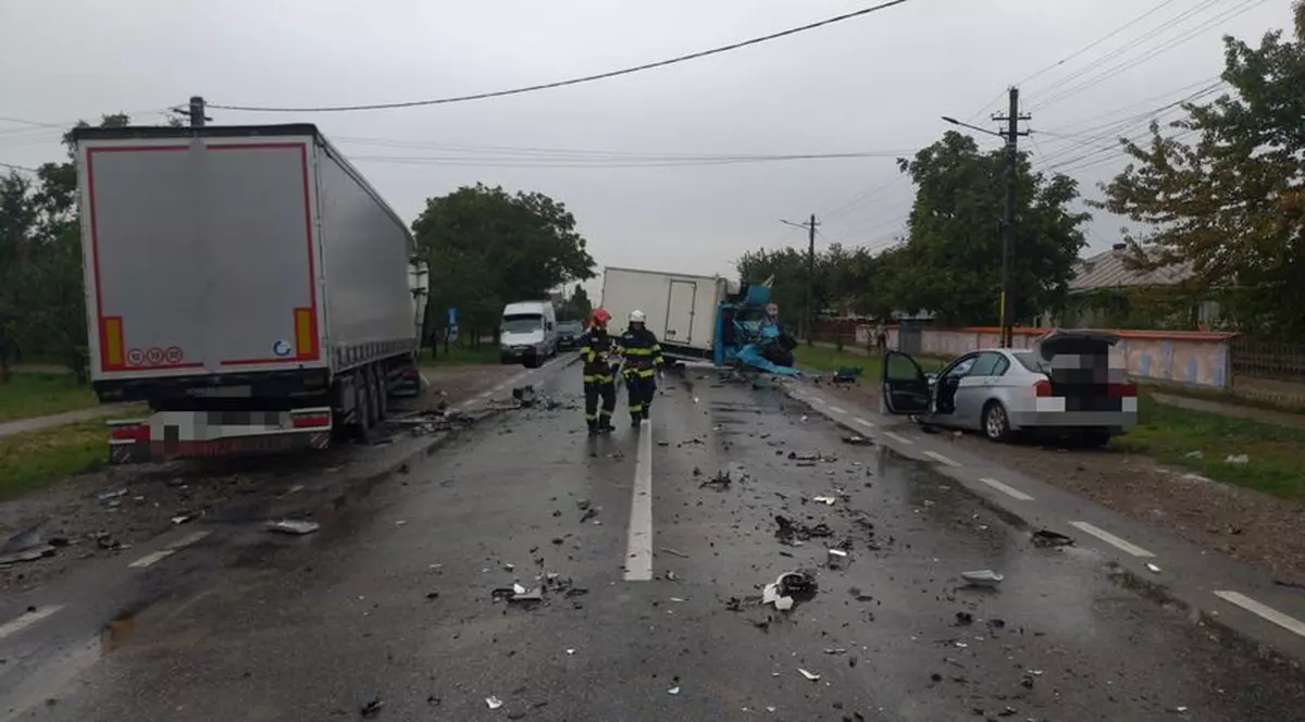 Accident între un TIR, două autoutilitare și o mașină, în Neamț. O fată de 16 ani a murit, iar alte trei persoane au fost grav rănite