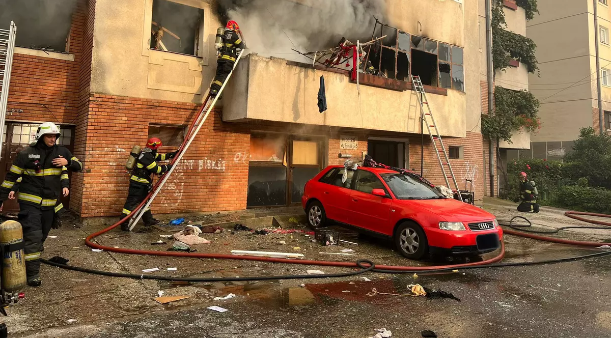 Explozie urmată de incendiu într-un bloc din Sibiu. Două persoane, găsite moarte de pompieri
