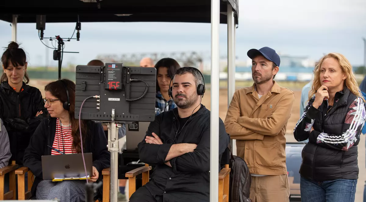 Reportaj pe platou la „Interior zero”, filmul care face portretul unei generații. Regizorul le-a tuns chilug pe cele trei actrițe din rolul principal