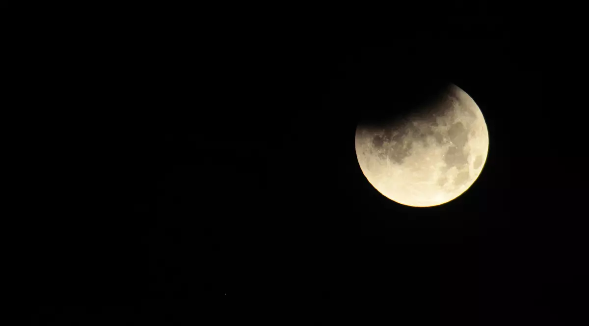 Eclipsă parţială de Lună în noaptea de sâmbătă spre duminică. La ce oră poate fi văzută