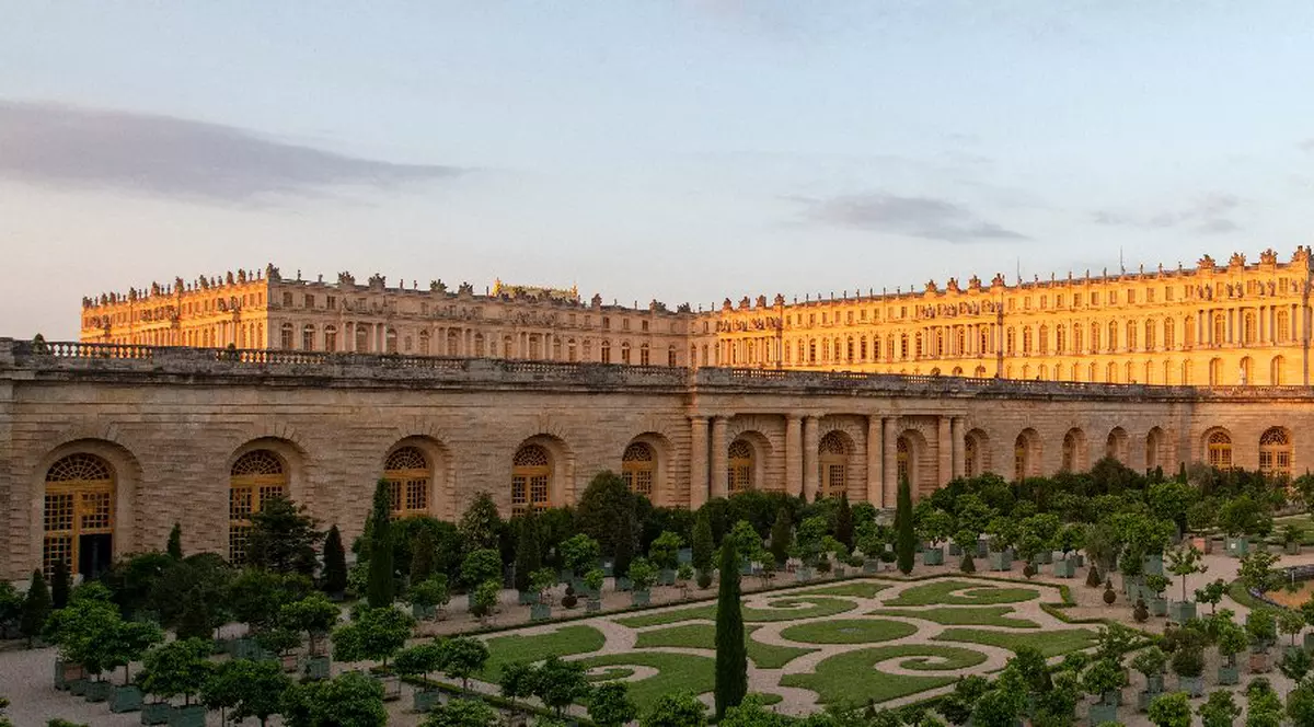 Un suspect arestat în urma amenințărilor cu bombă de la Versailles, care a fost evacuat din nou, pentru a șaptea oară în 8 zile