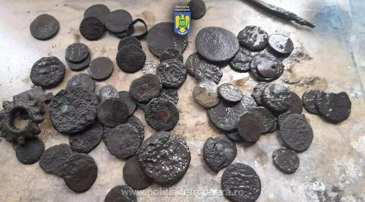 Trei bulgari căutători de comori au încercat să iasă din România cu zeci de monede antice și medievale ascunse într-o sticlă din plastic