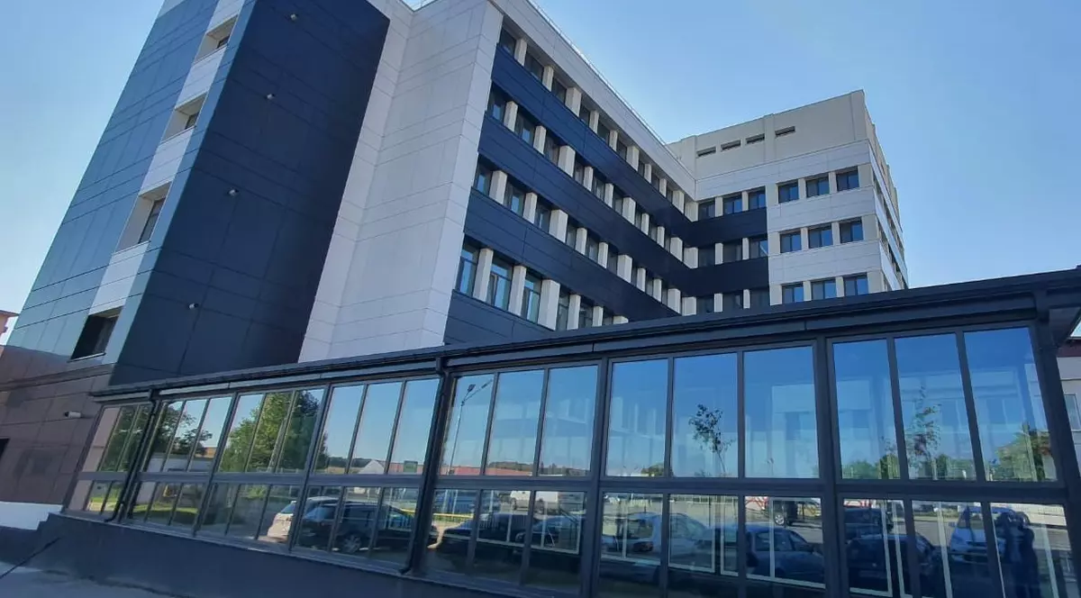 Un medic ortoped s-a aruncat de la etajul 1 al spitalului din Buhuși, după o ceartă cu soția. Conducerea spitalului a deschis o anchetă