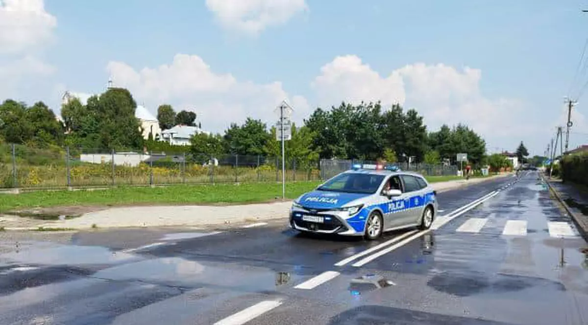 Un bărbat a furat mașina polițiștilor polonezi, în timp ce aceștia controlau un șofer, la un filtru
