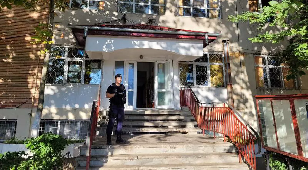 Un elev a fost bătut de un altul și de o rudă a acestuia în curtea unui liceu din Brăila