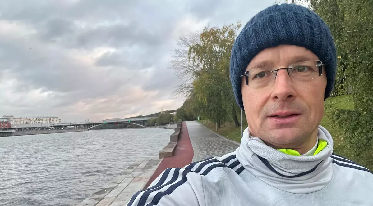 Ministrul de externe maghiar Peter Szijjarto, aflat la a cincea vizită în Rusia de la invazia în Ucraina, jogging în zorii zilei, pe faleza râului Moscova