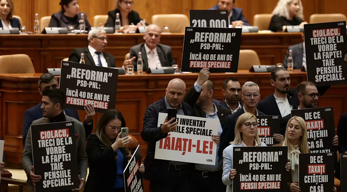 Legea pensiilor speciale, adoptată în Parlament. Drulă: V-aţi bătut joc, această ultimă formă a legii este cea mai sfidătoare