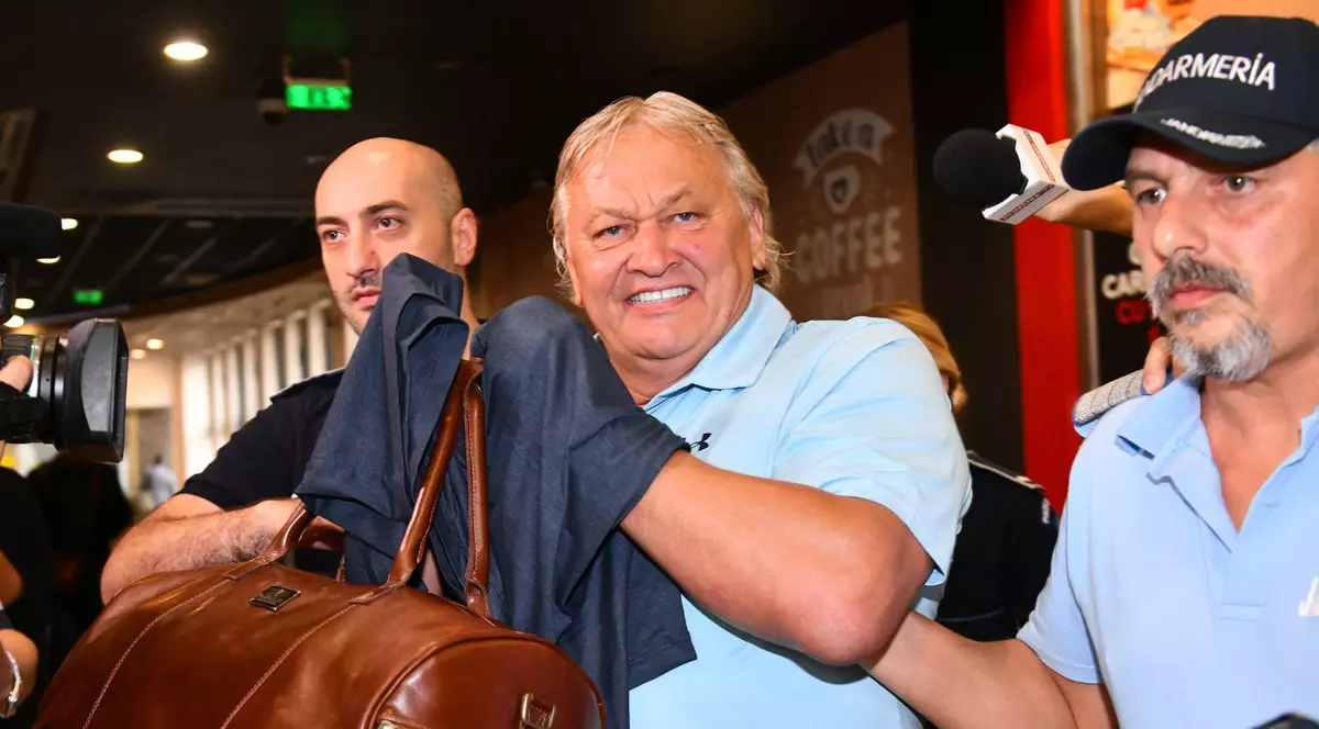 Dănuț Lupu a fost încătușat pe Aeroportul Otopeni. Foto: Cristi Preda / GSP