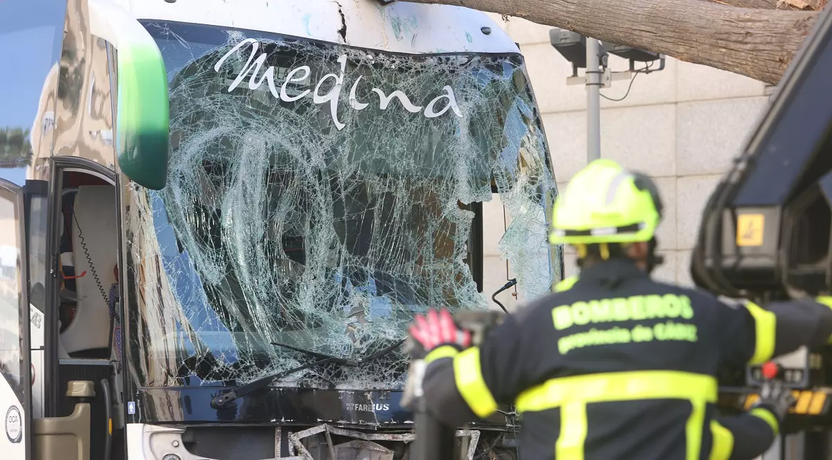 Un autocar a intrat în plin în pietonii aflați pe trotuar, lângă un centru comercial, în Cadiz. Trei morți și trei răniți grav. VIDEO