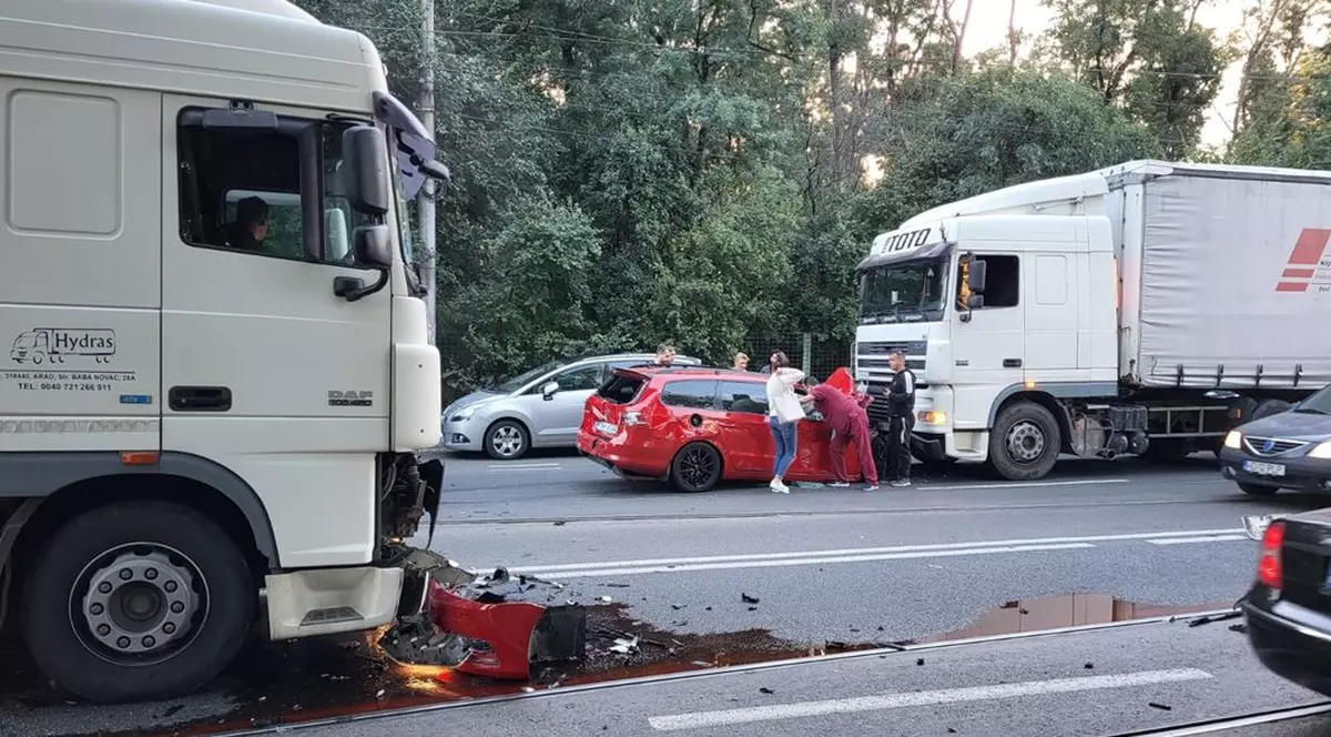 Un bărbat a murit după ce mașina lui a fost izbită din spate și proiectată într-un TIR, de unde a ricoșat în alt autocamion, la Timișoara