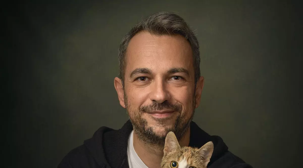 Scriitorul care crede că literatura pentru copii e scrisă, de fapt, pentru liniștea părinților: „Mă și bucur când mai aflu că mai interzice cineva o carte de-a mea”