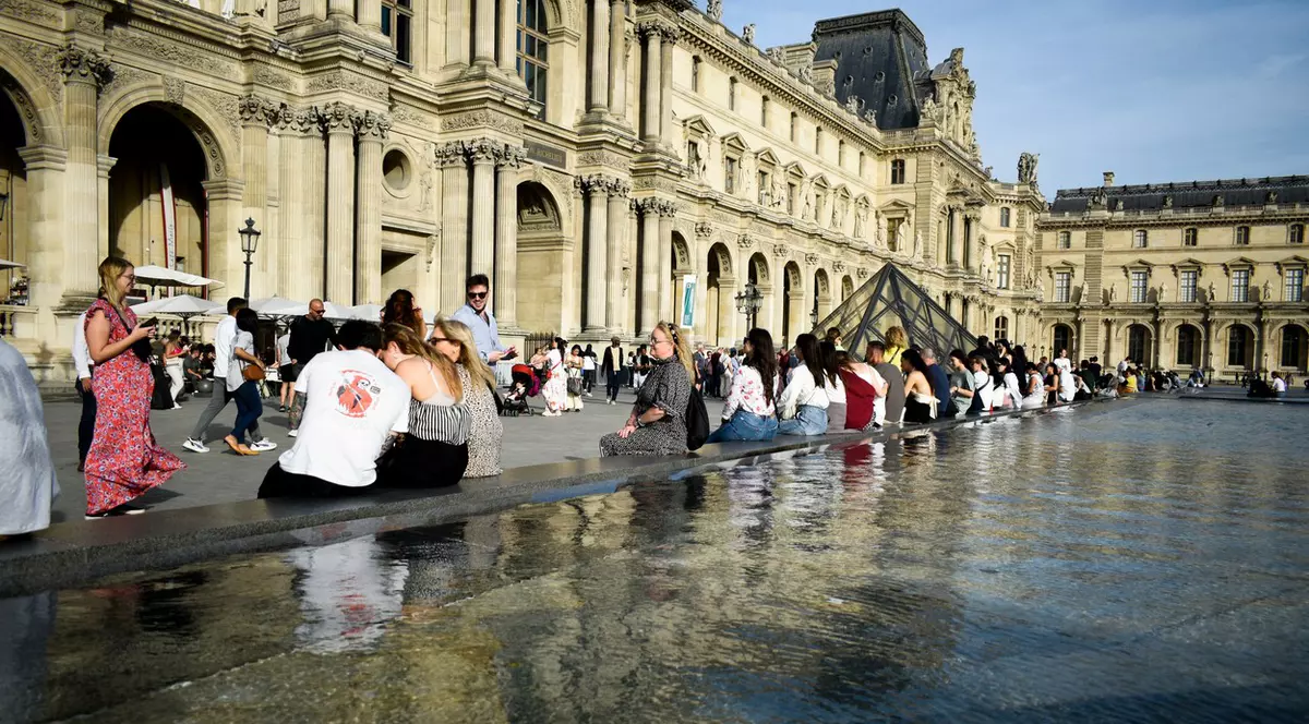 Muzeul Luvru din Paris, evacuat din cauza unei „amenințări cu bombă”