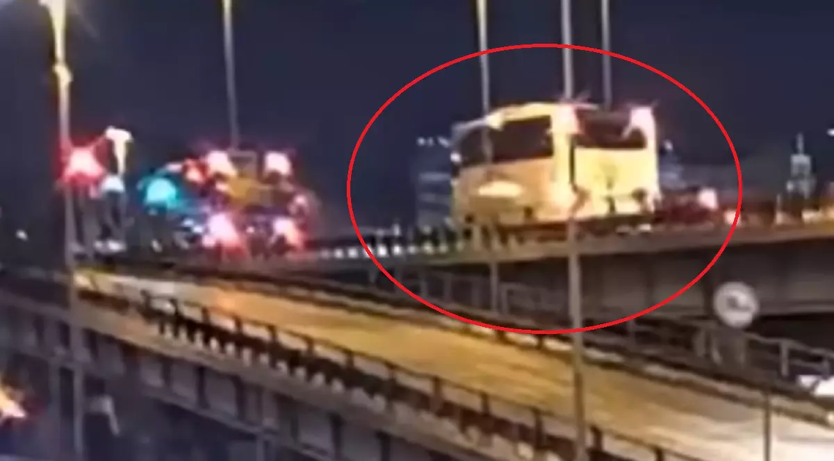 Video cu momentul în care se prăbușește autobuzul în care au murit 21 de oameni, între ei și o familie de români, în Italia