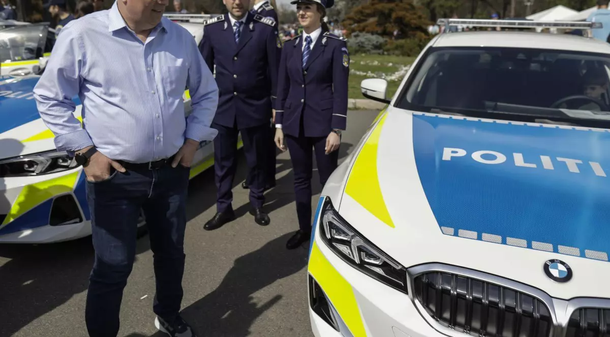 Lucian Bode și mașinile BMW ale Poliției. Foto: Inquam Photos / Octav Ganea
