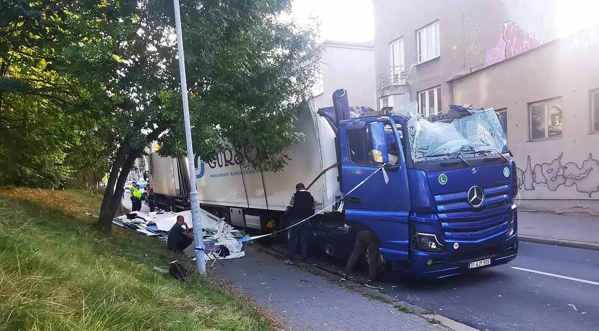 Camion „decapitat” sub un viaduct de cale ferată, în Polonia. Șoferul venit să-și ajute colegul cu alt camion a rupt un semafor