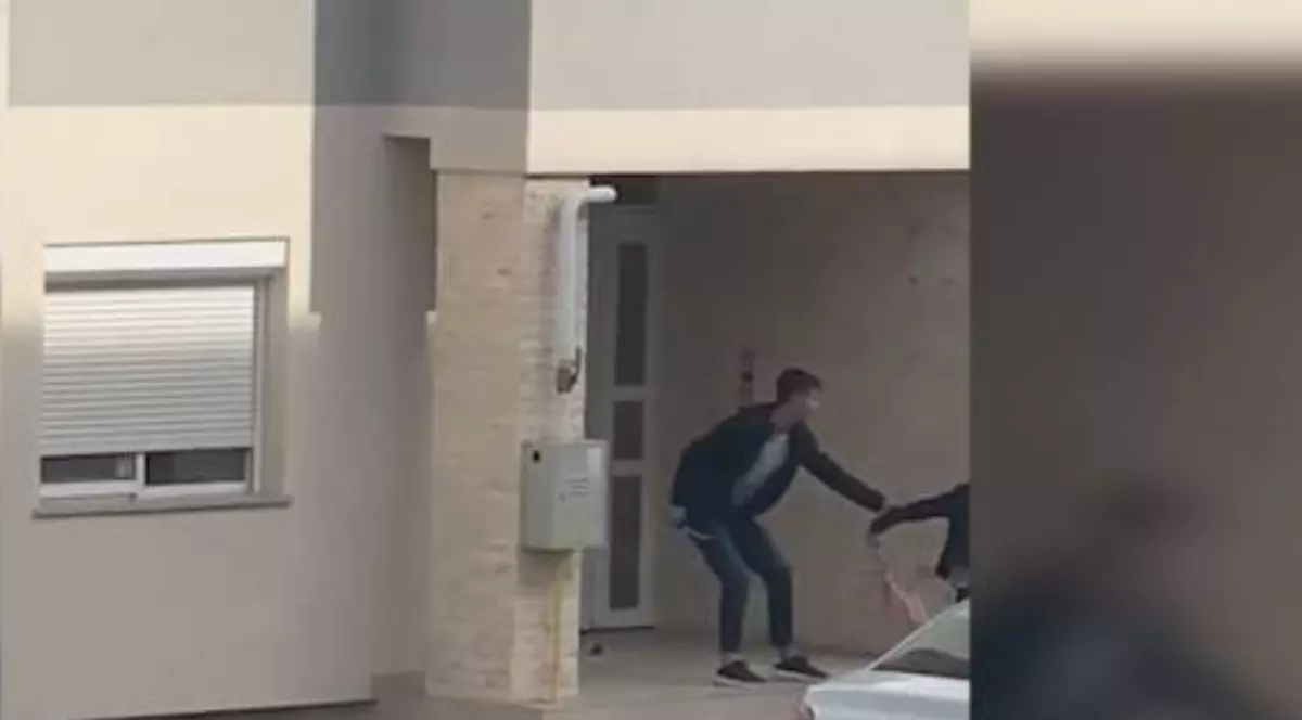 O femeie din Giroc a fost înjunghiată de fostul amant în faţa blocului în care locuia. Agresorul a fost prins