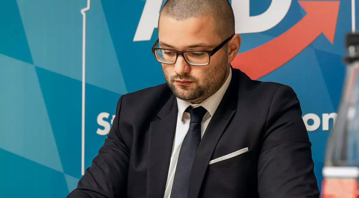 „A ta e mutra din afișul electoral? Atunci ia de aici!”. Poliția a prins suspecții care au bătut un politician german de origine română