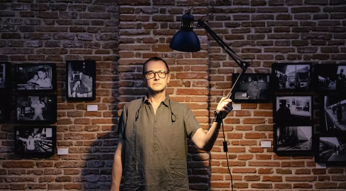 INTERVIU. De la transhumanță la oile care sunt duse la munte cu mașina. Un fotograf român a urmărit timp de 15 ani ciobanii din șase țări: „Mersul pe jos nu ajută doar omul, ci și oaia”