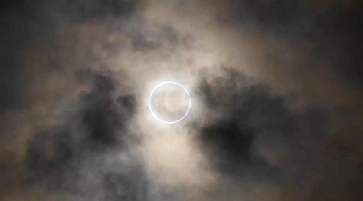 Eclipsa Solară inelară din 14 octombrie și Luna nouă din Balanță Citeşte întreaga ştire: Eclipsa Solară inelară din 14 octombrie și Luna nouă din Balanță. Cum sunt influențate zodiile!