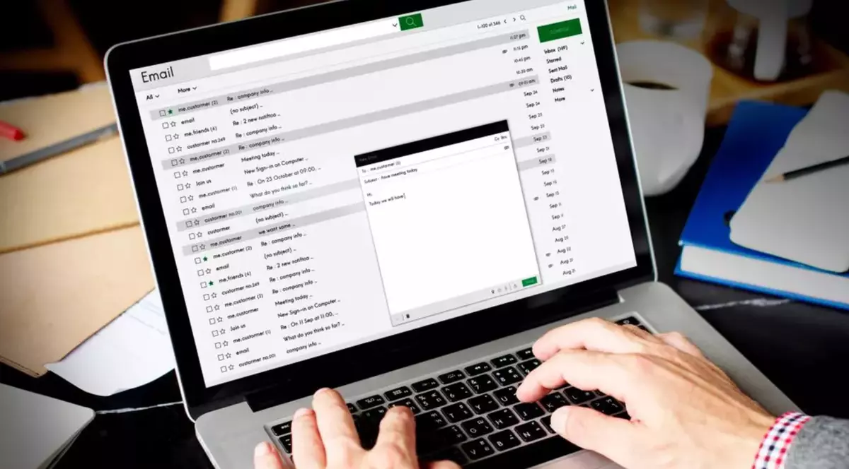 În ce condiții poate avea un fost angajat acces la e-mailurile sale care au fost arhivate de companie