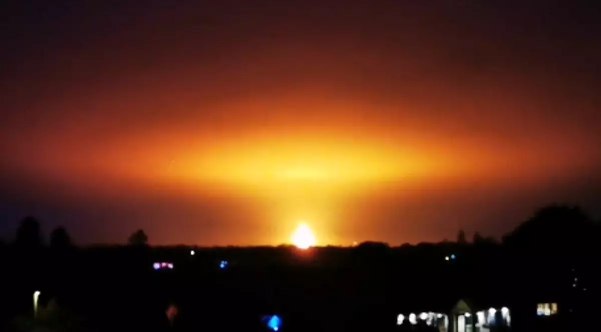 Explozie uriașă la o fabrică de reciclare a deșeurilor, care a fost lovită de un fulger, în Oxfordshire. VIDEO