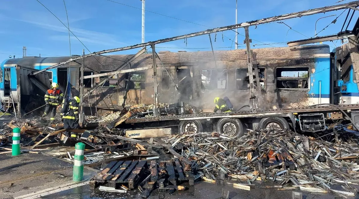 Un tren a lovit un camion, la o trecere de cale ferată din Cehia. Incendiul a transformat totul în scrum, 4 oameni au ajuns la spital