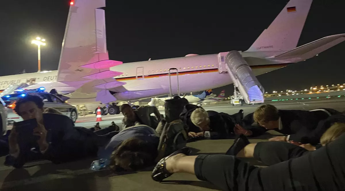 Cancelarul german Olaf Scholz, dat jos din avion, după un atac cu rachete la aeroportul din Tel Aviv. „Am schimbat ruta”