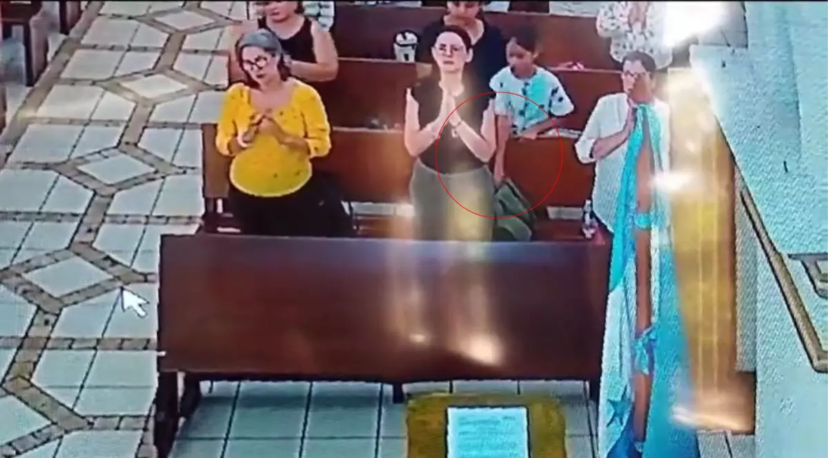 O fetiță este surprinsă când fură portofelul unei enoriașe, în timpul liturghiei, într-o biserică din Honduras. VIDEO