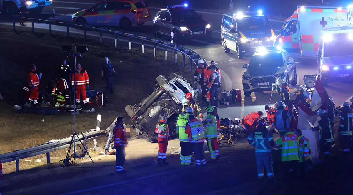 Șapte morți într-un accident pe o autostradă germană. Un Mercedes Vito din Austria, plin cu migranți, s-a răsturnat