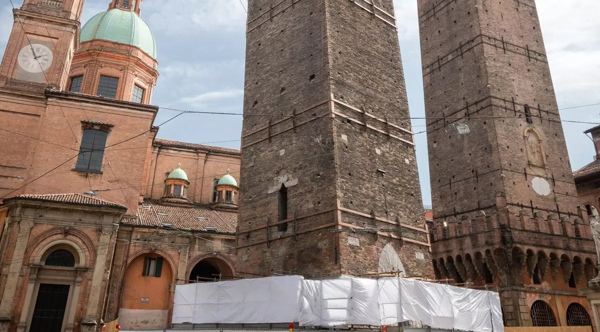 Turnul „înclinat” din Bologna, monitorizat îndeaproape de oamenii de știință. Construcția medievală, un risc pentru trecători și vizitatori