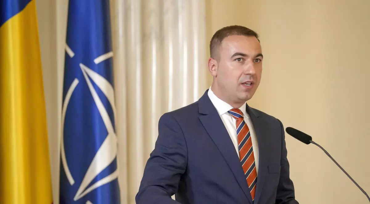 Titlul de doctor al ministrului digitalizării, obținut cu o teză coordonată de Vasile Dîncu, a fost invalidat. Cum a reacționat Bogdan Ivan