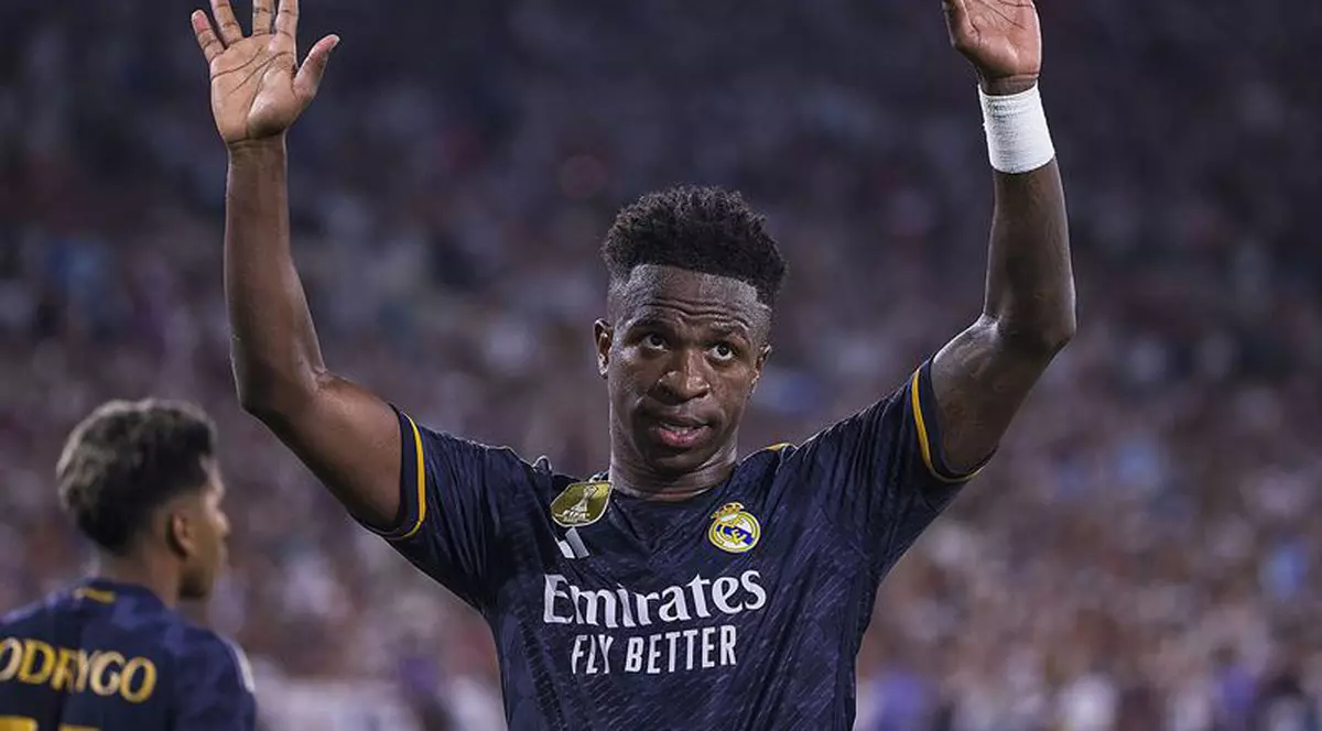 Un suporter al echipei FC Sevilla a fost scos de pe stadion, după ce a făcut gesturi rasiste către un fotbalist de la Real Madrid