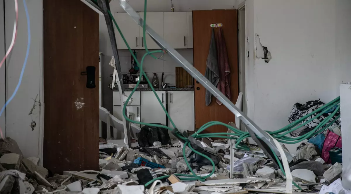 O femeie și fiica ei s-au salvat în fața atacului Hamas cu un aspirator și un făcăleț: „Nu puteam face nimic, decât să ne îmbrățișăm sub masă, ascunzându-ne în întuneric"