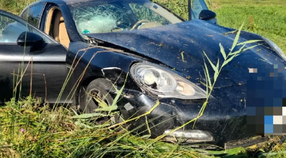 Șofer de TIR atacat cu sabia într-o benzinărie din Huedin de șoferul unui Panamera, care a fugit apoi de polițiști pentru că nu are permis