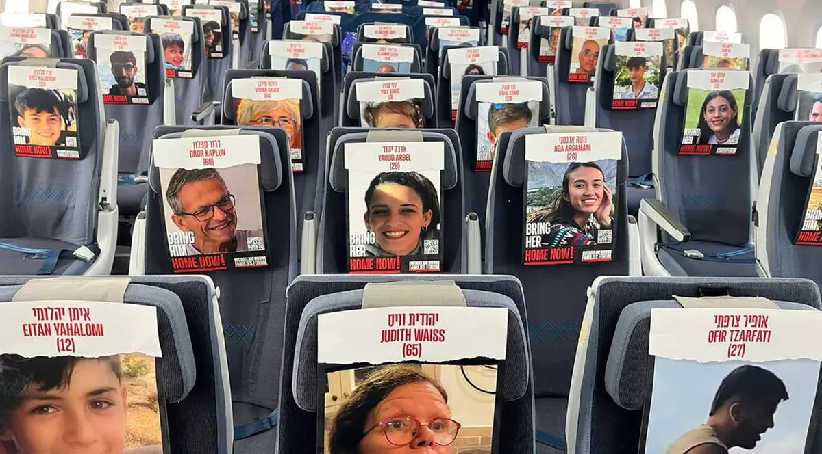 Compania El Al a tapetat scaunele din avion cu fotografiile celor răpiți sau dispăruți în urma atacului Hamas
