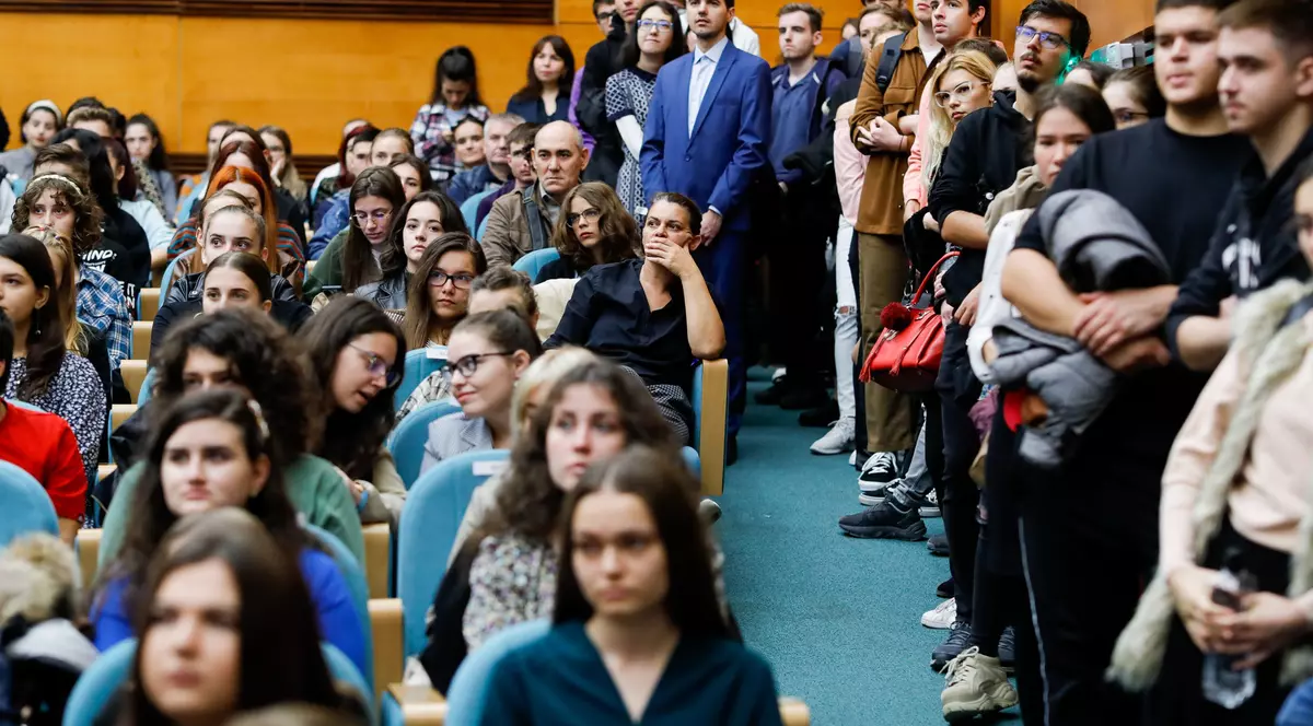 „Nu vom putea plăti bursele studenților”. Universitățile spun că nu au bani prevăzuți în buget pentru facilitățile oferite de guvernanți 