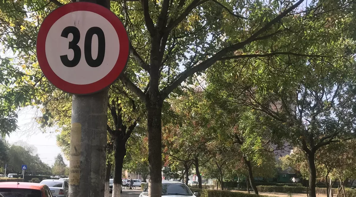 Un necunoscut a schimbat indicatorul de limitare de viteză, de la 50 la 30 km/ h. Poliția germană a dat zeci de amenzi și a reținut mai multe permise, până și-a dat seama