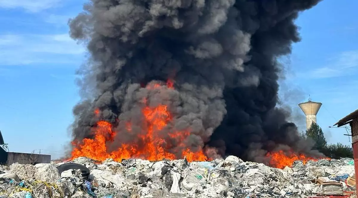 Incendiu de proporții la o hală din Mureș. A fost emis mesaj RO-Alert din cauza fumului