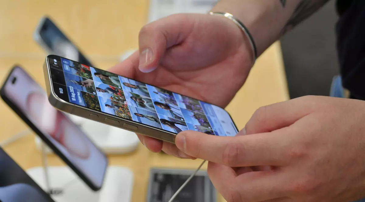 Apple afirmă că lucrează la problemele de supraîncălzire ale iPhone 15 și susține că Instagram și Uber contribuie la eroarea reclamată de unii utilizatori