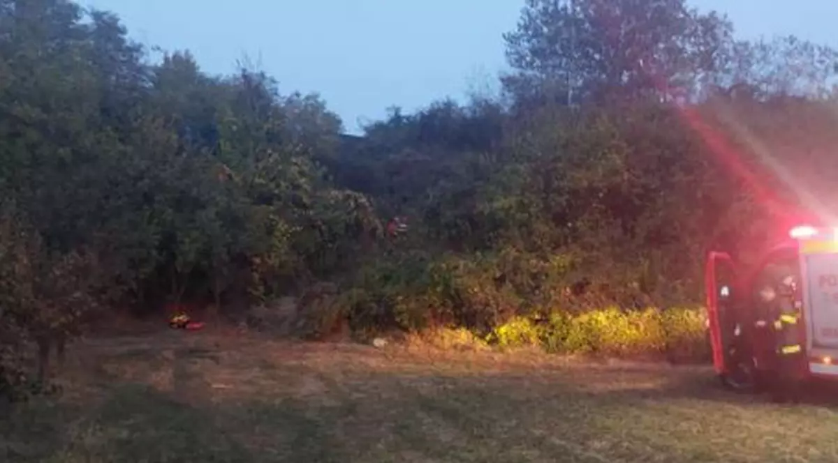 O femeie din Argeş a murit după ce s-a răsturnat cu tractorul într-o râpă