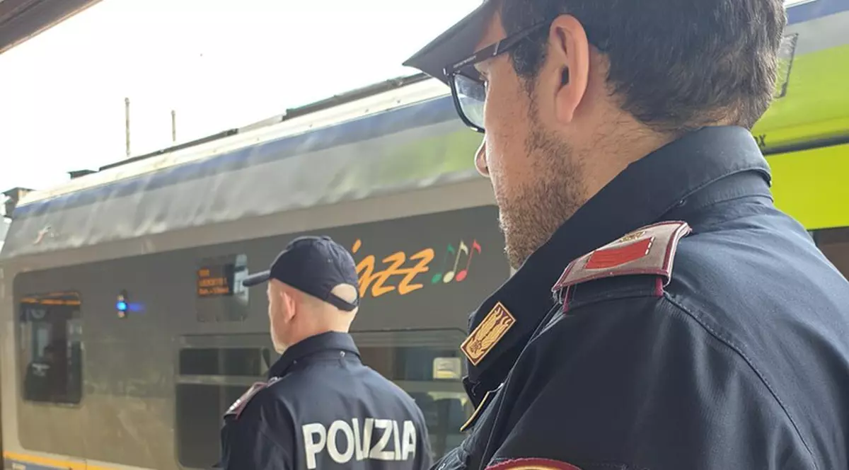 Un român care și-a pierdut rucsacul pe un peron de gară, în Italia, a fost arestat pe loc de polițiștii care l-au văzut cum îl căuta