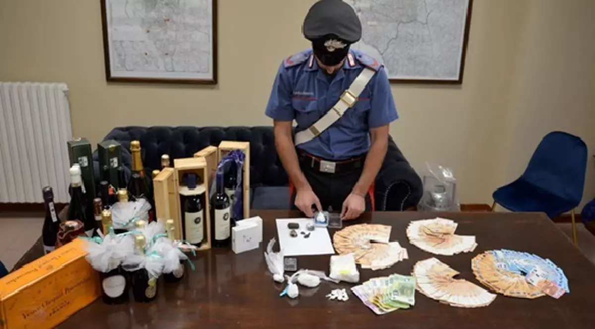 În casa unei românce, polițiștii italieni au găsit vinul și mărturiile furate de la o viitoare mireasă și 365 de grame de cocaină