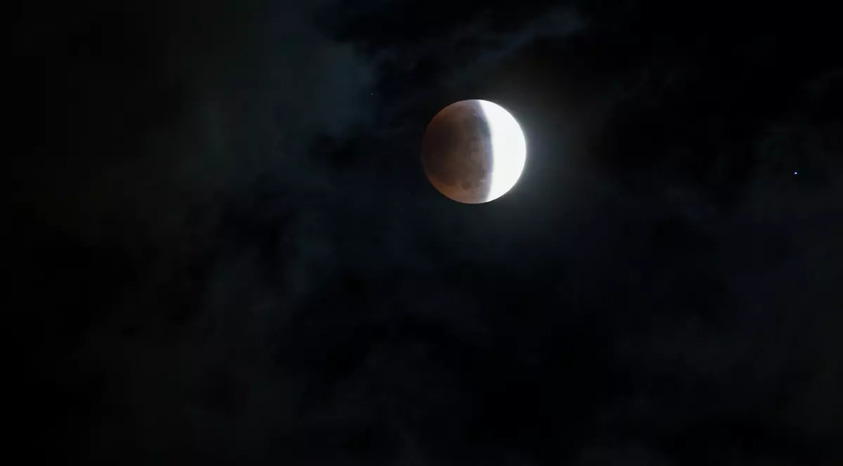 Ce aduce Luna plină din Taur în octombrie. Cum sunt afectate zodiile de eclipsa de Lună