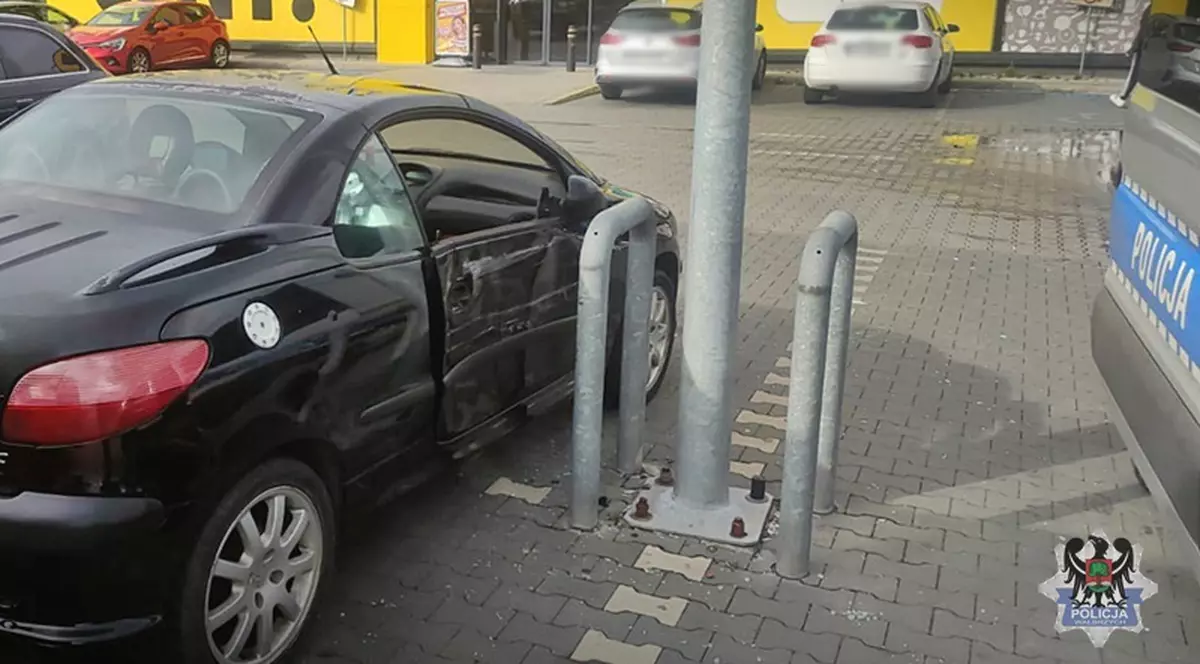 Șoferița fără permis și-a lăsat în mașină copilul de 3 ani și a plecat, micuțul a pornit motorul și a dat peste mama sa, în Polonia